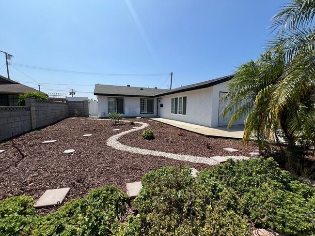 Foto del edificio - Charming 3 bed/ 2 bath home in El Monte!!