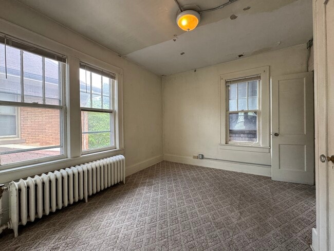 Building Photo - 132 Simpson St