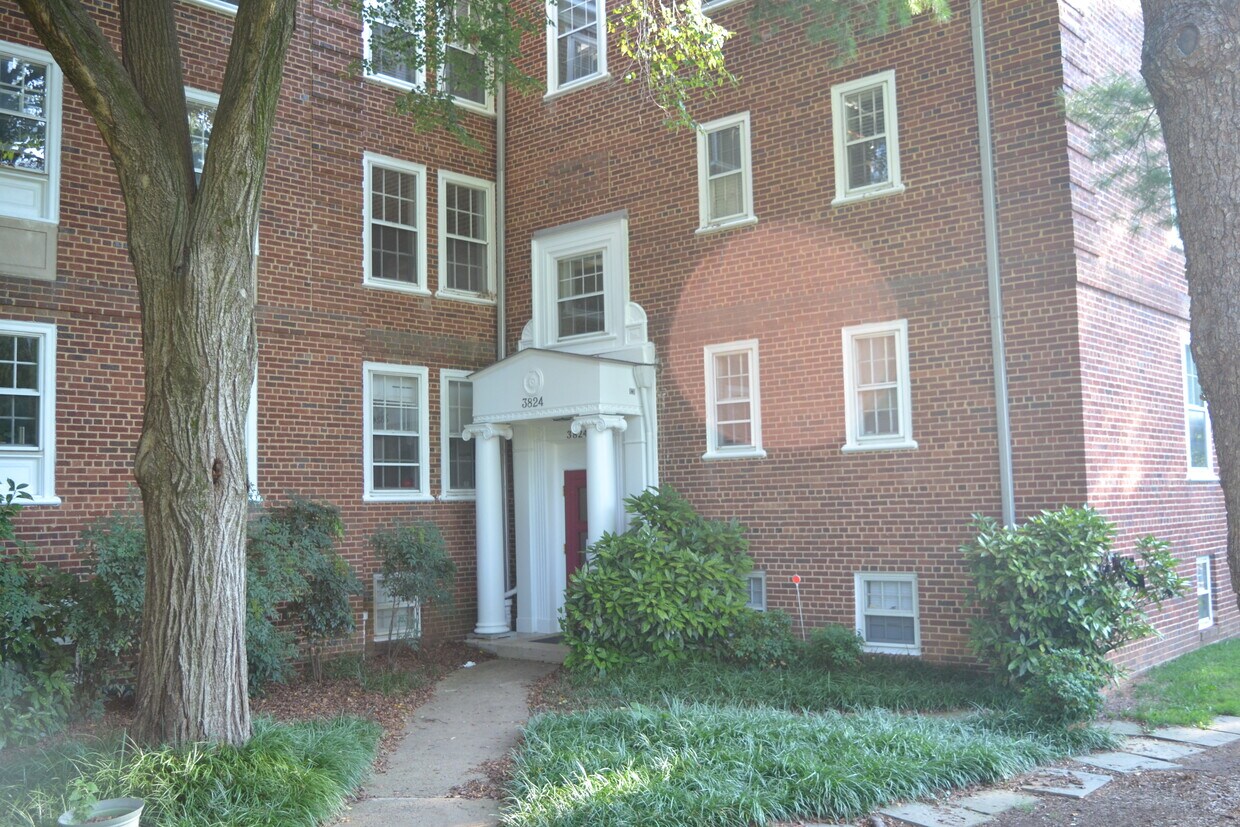 Easy access to two metro stops, five min walk to main bus lines, shops and restaurants. - 3824 Porter St NW
