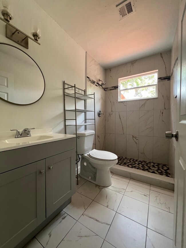 Foto del edificio - 3534 SW 11th St