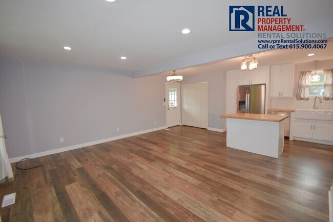 Building Photo - *PENDING* Great 3 bd 2.5 ba with fenced in...