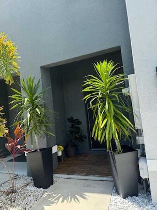 Building Photo - Annual UNfurnished almost new townhome in Palmer Ranch!