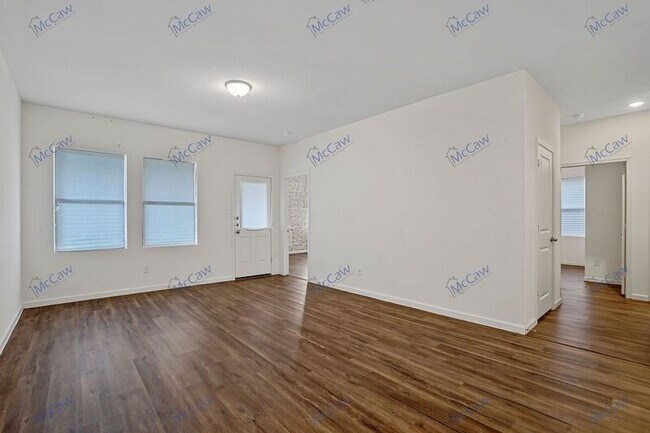 Foto del edificio - 5633 McMahan Ln