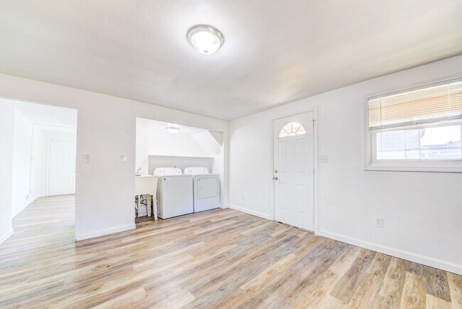 Building Photo - AVAILABLE May  - Spacious 2 Bedroom Home!