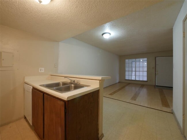 Building Photo - 701 Oakwood Ln