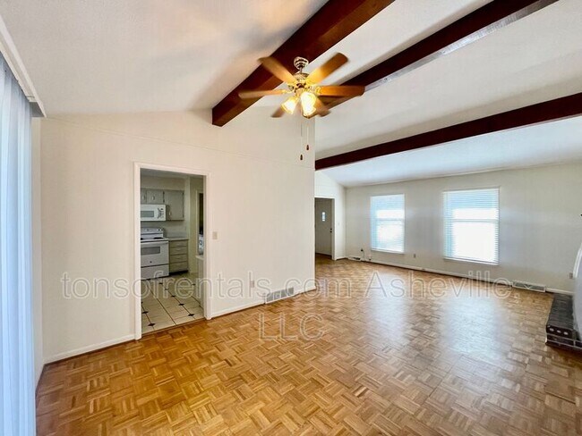 Foto del edificio - 128 Underhill Rd
