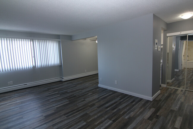 Living Room with Dinette in Background - Glengordon Apartments