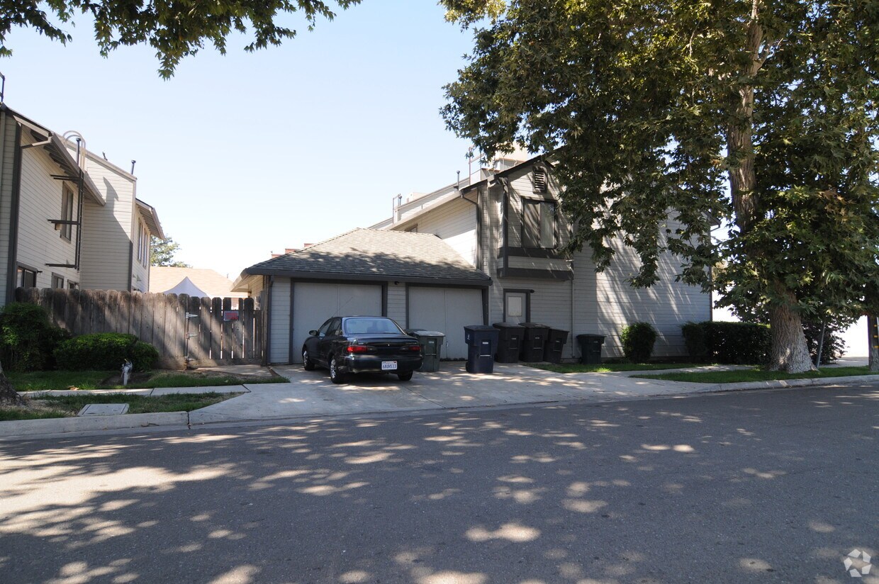 Building Photo - 35 E 7th St