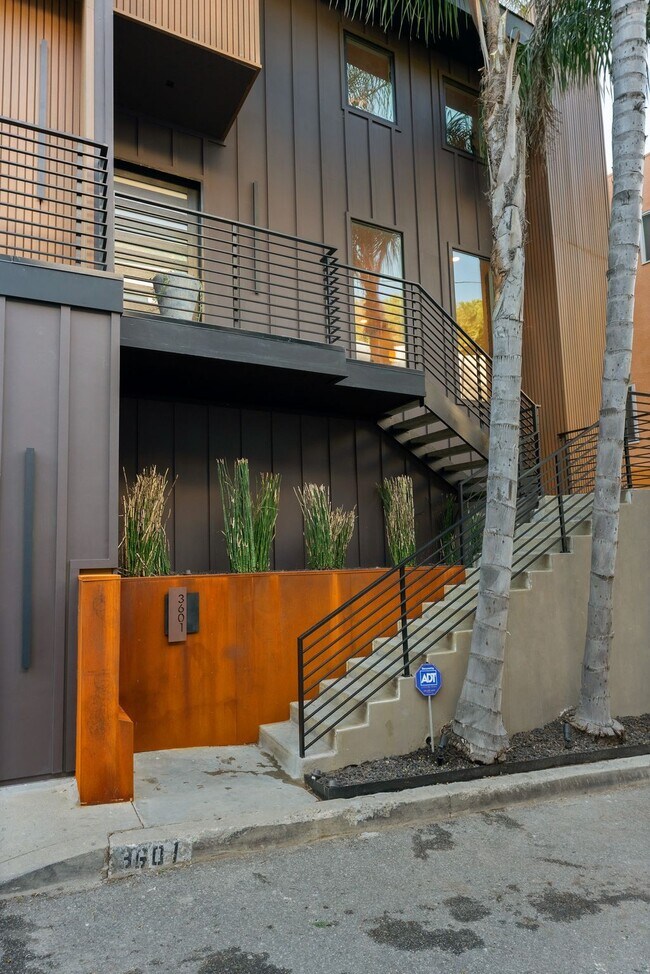 Foto del edificio - 3601 Dixie Canyon Pl
