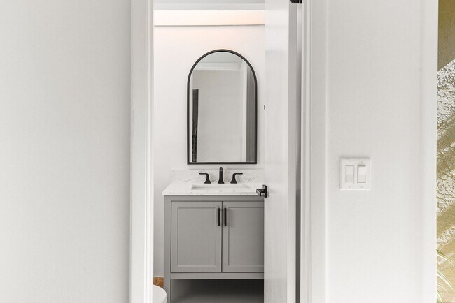 Building Photo - Charming Townhouse for Lease