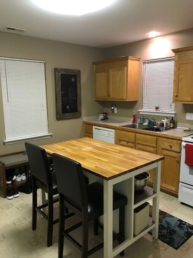 Building Photo - Super Cute Duplex!