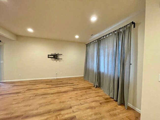 Building Photo - Modern 3+ Bedroom Home for Rent!