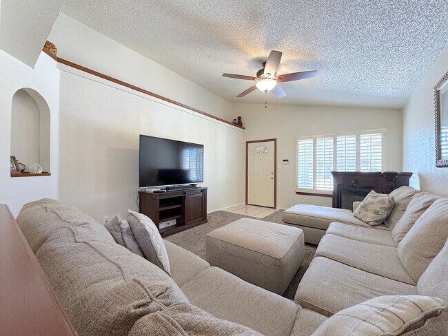Building Photo - East El Paso 4bed/2bath Refrig A/C!