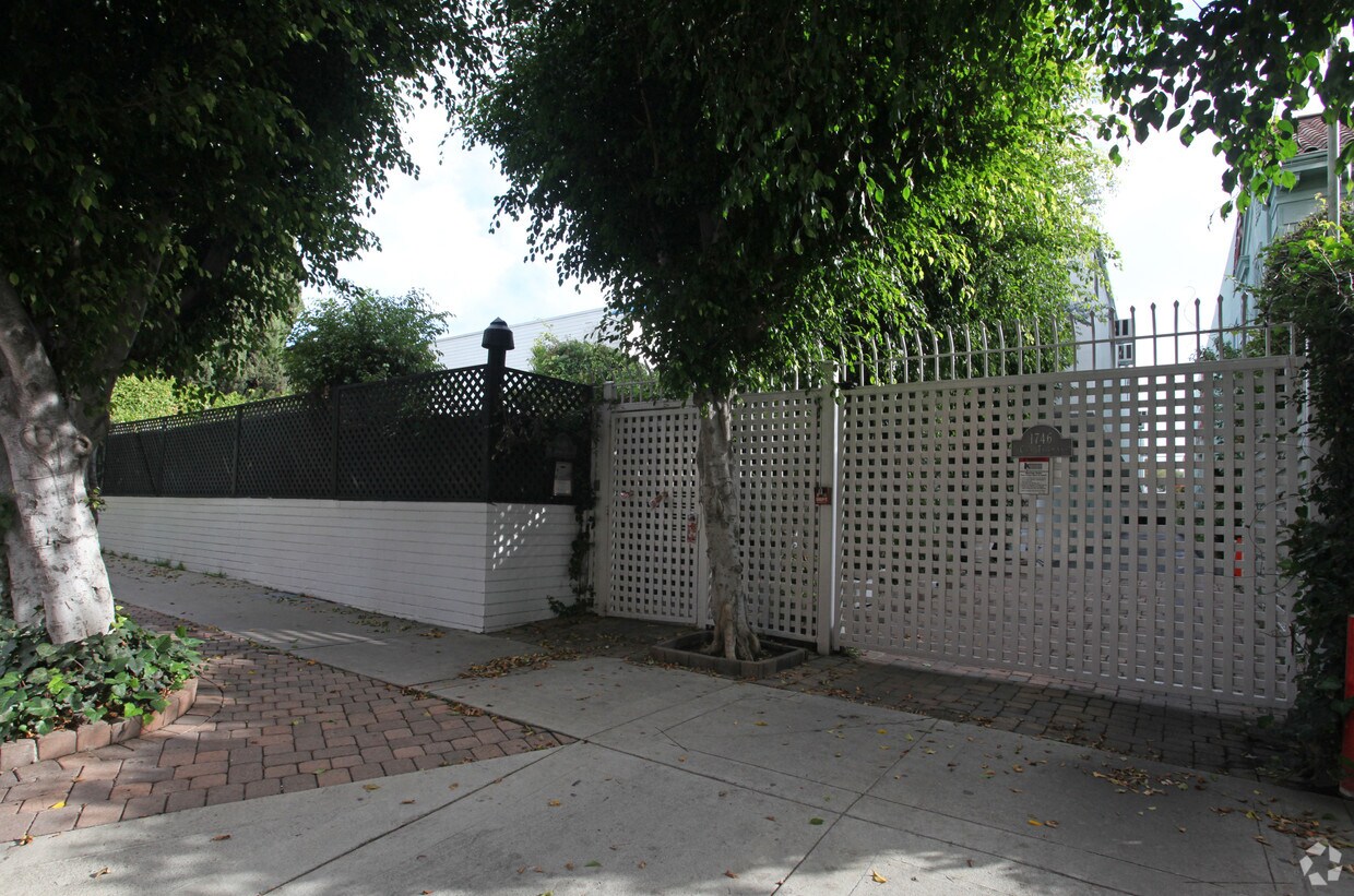 Primary Photo - 1746 N Gramercy Pl