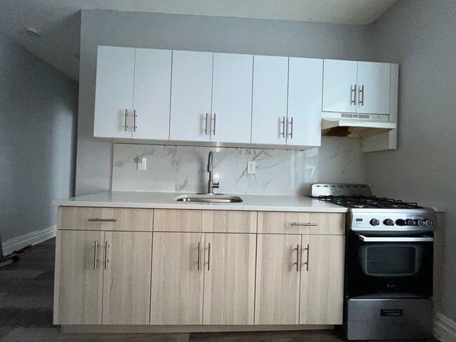 Foto del edificio - 112 Corbin Ave