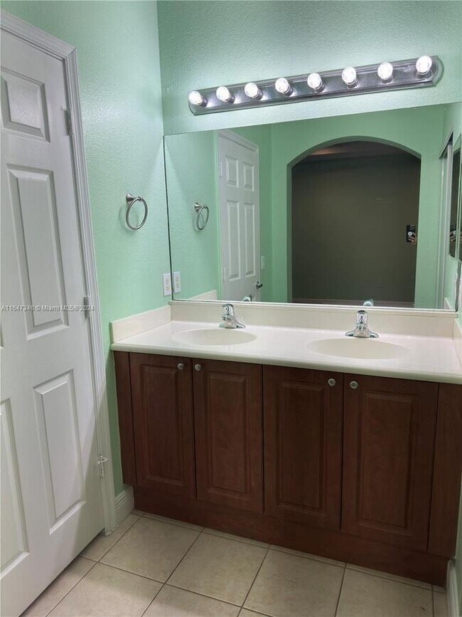 Building Photo - 6519 Hidden Cove Dr