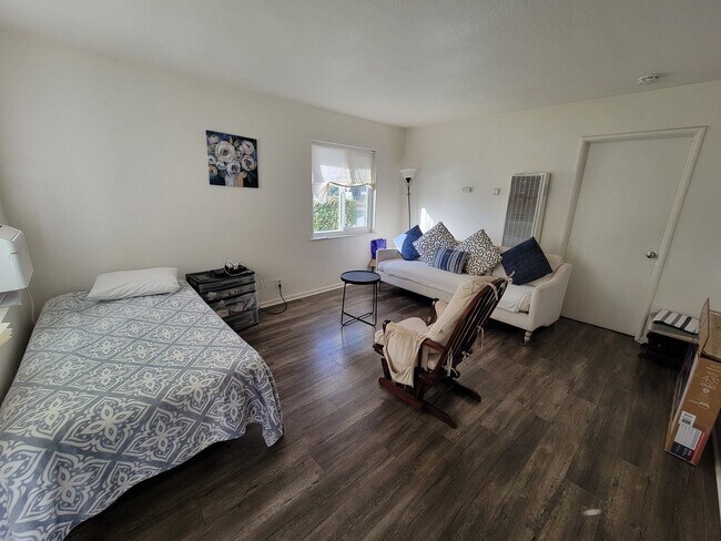 Foto del edificio - 4117-4119 E. White Ave