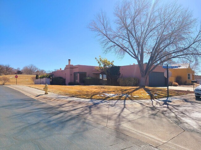 Foto del edificio - BEAUTIFUL HOME IN A PRIME LOCATION | Showings Coming soon!