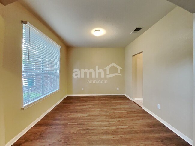 Building Photo - 1627 Buckingham Dr