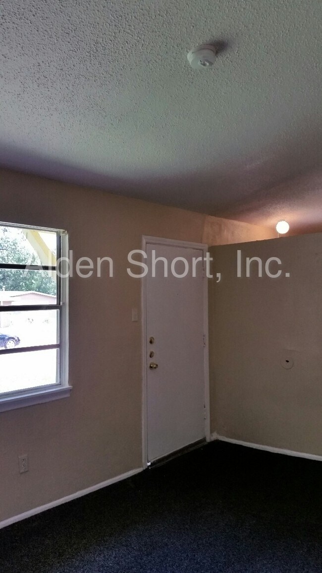 Building Photo - 702 Glenfield Dr