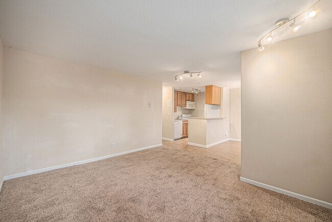 Building Photo - Quiet Ground-Floor Condo in Beautiful Arva...