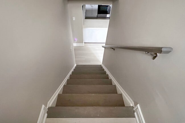 Building Photo - 447 Cunningham Ave