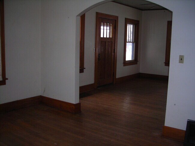 Foto del edificio - AVAILABLE 2026!!!  3 Bedroom, 1 Bath house in prime Coralville location