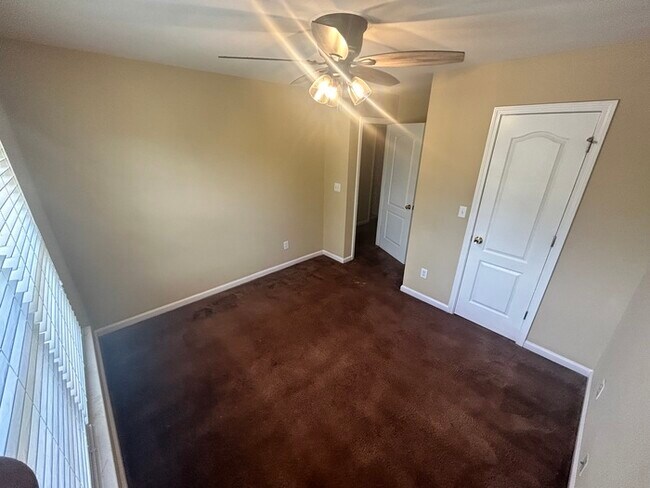 Building Photo - Spacious home in Lake Community