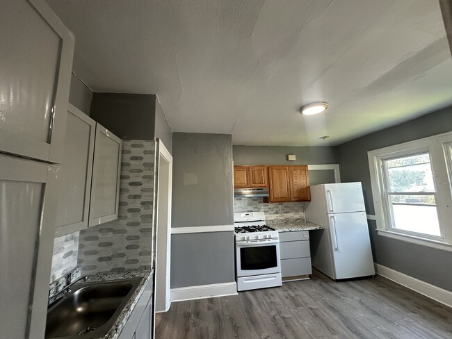 Building Photo - 165 Martin St