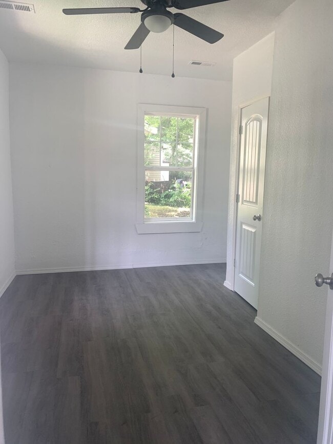 Building Photo - Recently Remodeled 2 bedroom 1 bathroom home