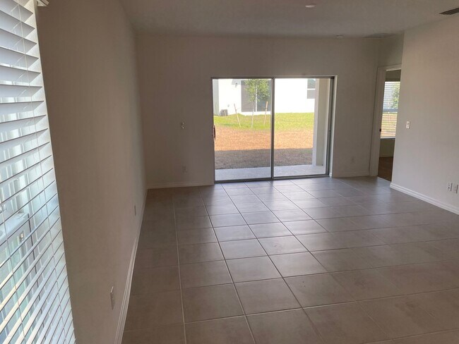 Foto del edificio - One Year Old -4 bedroom 2 bath home - corner lot