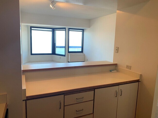 Foto del edificio - 1BD/1BATH Condo Available in Pacific Park Plaza