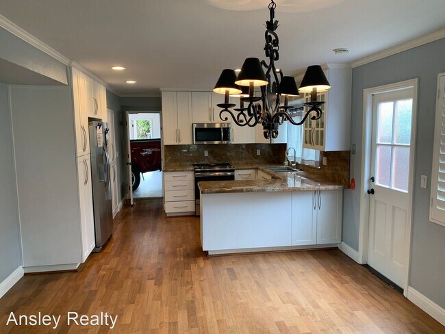Building Photo - 3 br, 2.5 bath House - 2353 Chicago St.