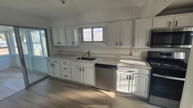 Foto del edificio - 3417 Jewett Ave