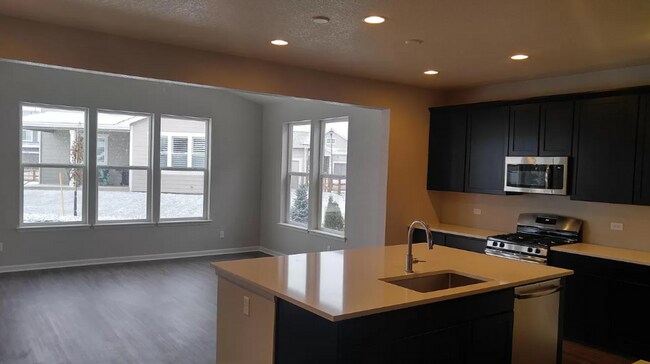 Building Photo - Gorgeous 4 Bed 3 Bath House near Twin Silo...