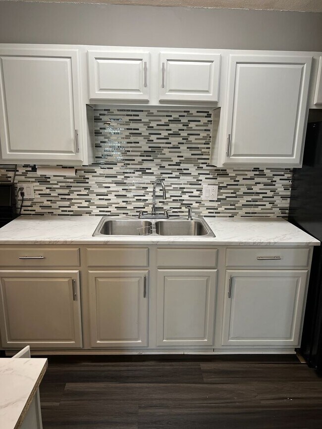 Building Photo - Nice two bedroom one bath condo in SW Summ...