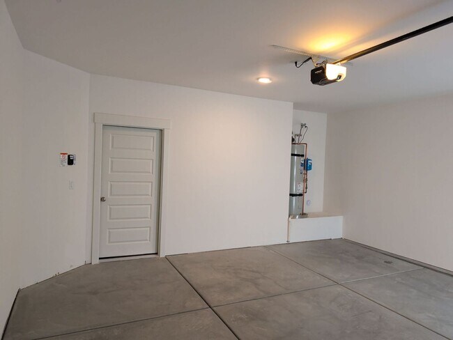 Building Photo - Move In Ready 4 Bedroom Home!