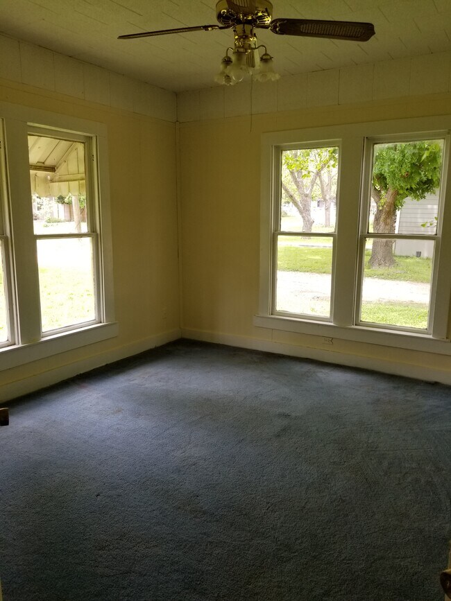 Building Photo - 806 Victoria St