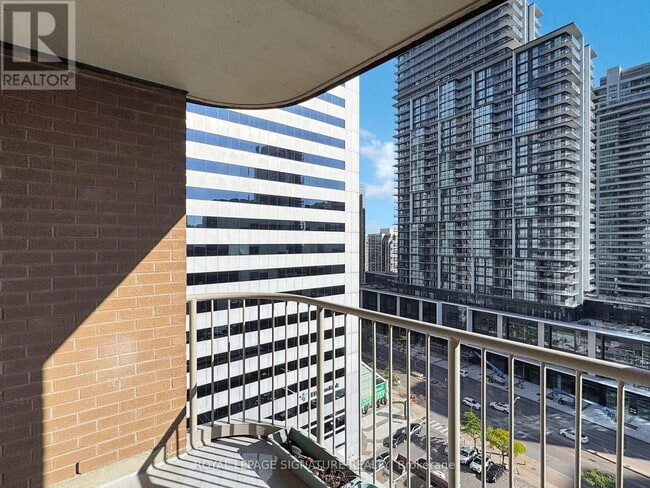 Photo du bâtiment - 100-1100 Upper Madison Ave