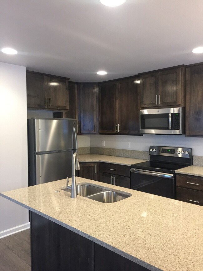 Foto del edificio - SE New Townhouse, 3 Bedrooms, 2 1/2 Baths,...