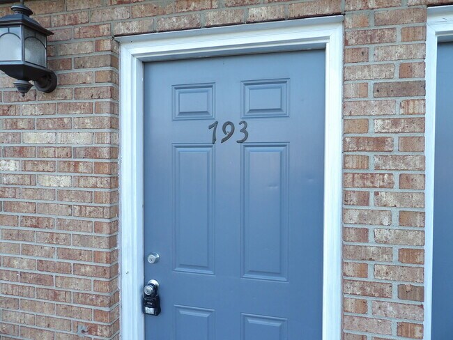 Building Photo - 793 Ridgeview Dr