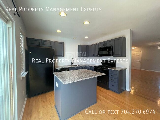 Foto del edificio - 11026 Derryrush Ave
