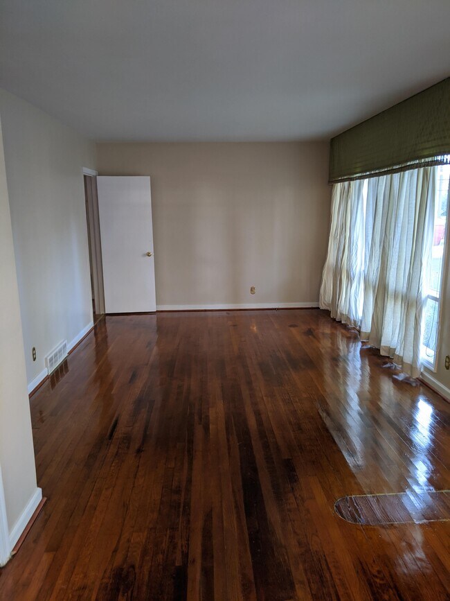 Building Photo - 3032 Colonial Dr