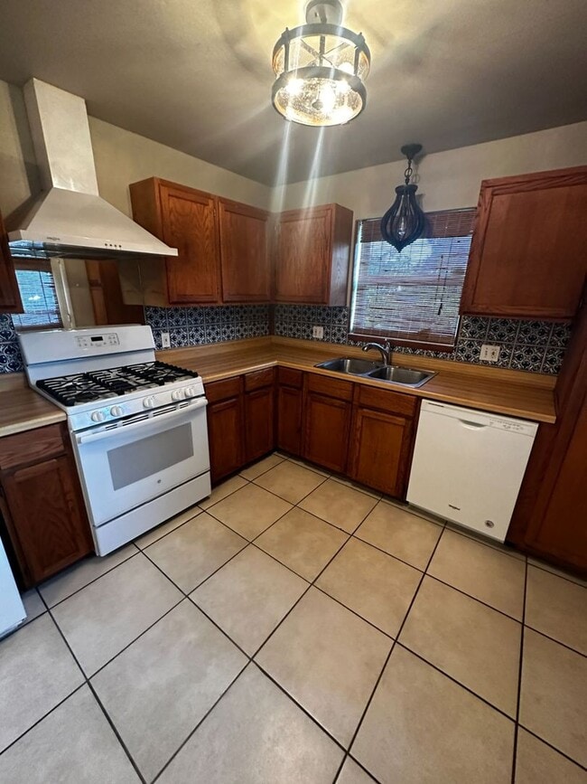 Building Photo - 5020 Memory Ln