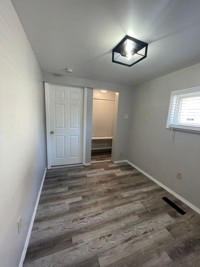 240024022402 S 6th St Unit 2400A S 6th St, Milwaukee, WI 53215 Room