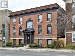 Building Photo - 915 St Clair Ave W