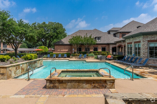 Sparkling Pool & Hot Tub - Oaks Riverchase Apartments