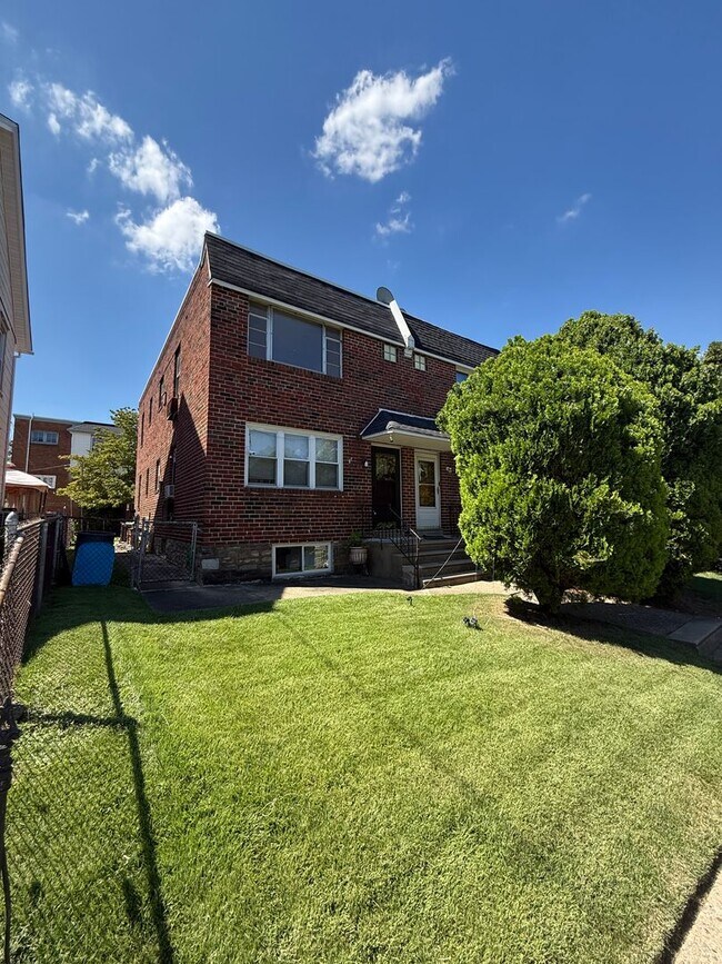 Building Photo - 324 Levick St