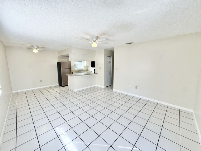 Building Photo - ** BONITA SPRINGS ** 2 BED / 1 BATH ** WES...