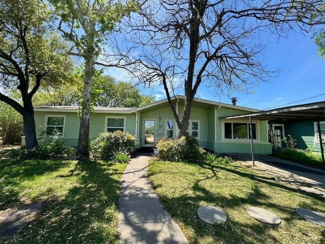 *MOVE IN SPECIAL* Stylishly Renovated Home with Fenced Backyard & Two Living Areas! - *MOVE IN SPECIAL* Stylishly Renovated Home with Fenced Backyard & Two Living Areas!